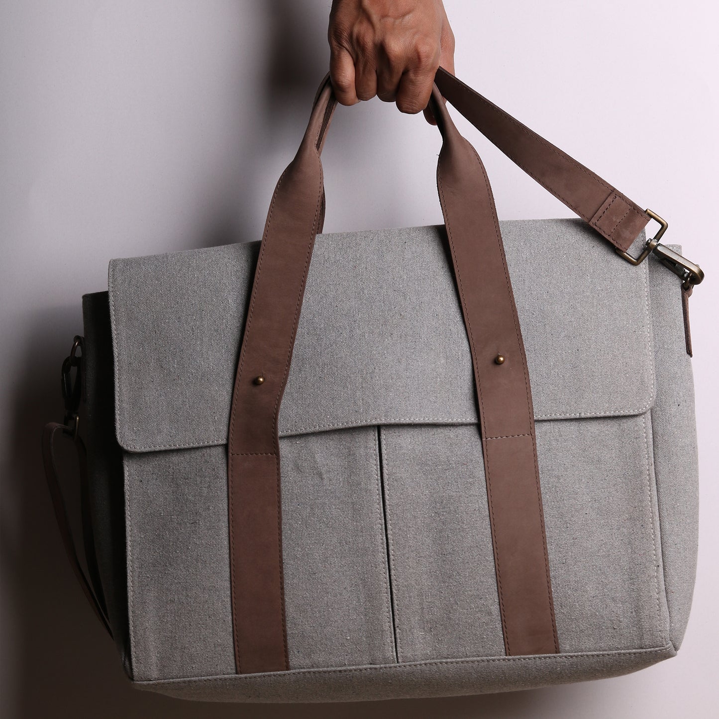MESSENGER BAG