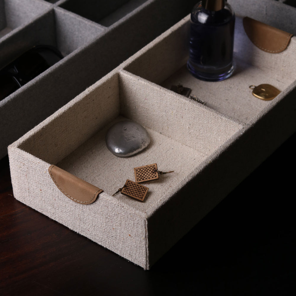 ACCESSORY DIVIDER TRAY